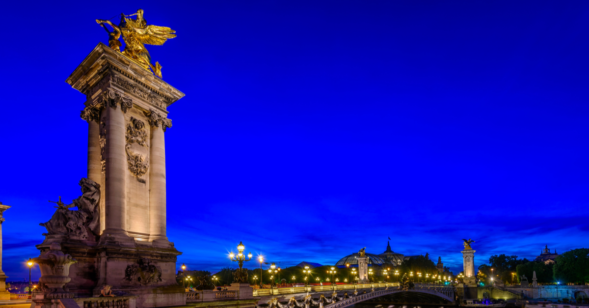 Statua a Parigi di notte.