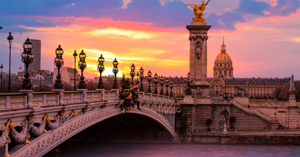 Ponte sulla Siena al tramonto a Parigi.