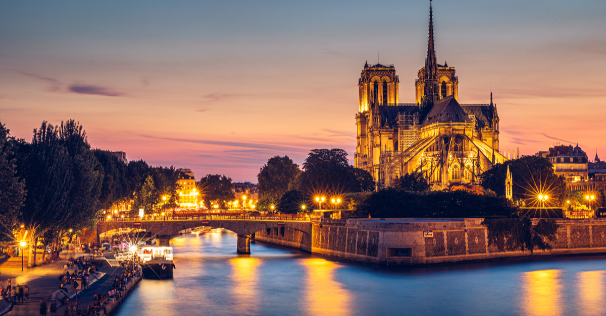 Scena con la chiesa e il ponte a Parigi.
