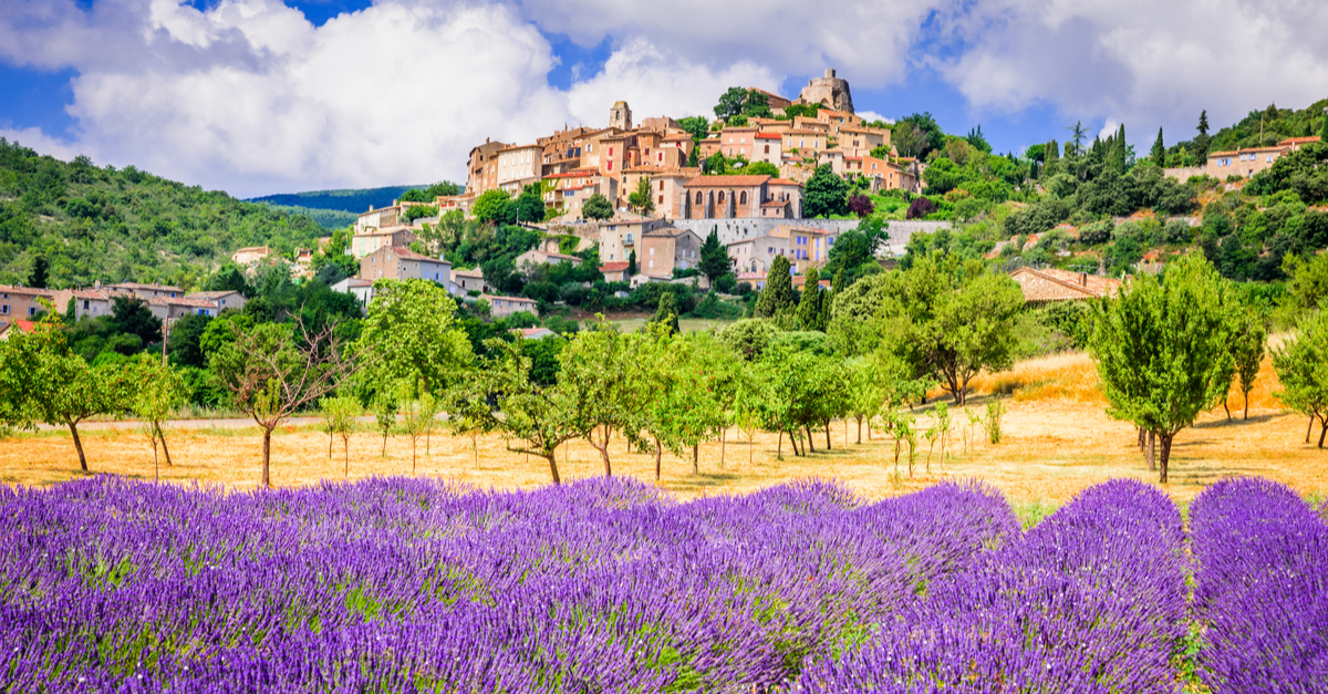 Travel from Aix-en Provence city centre to Aix-en Provence train station: landscape in Provence