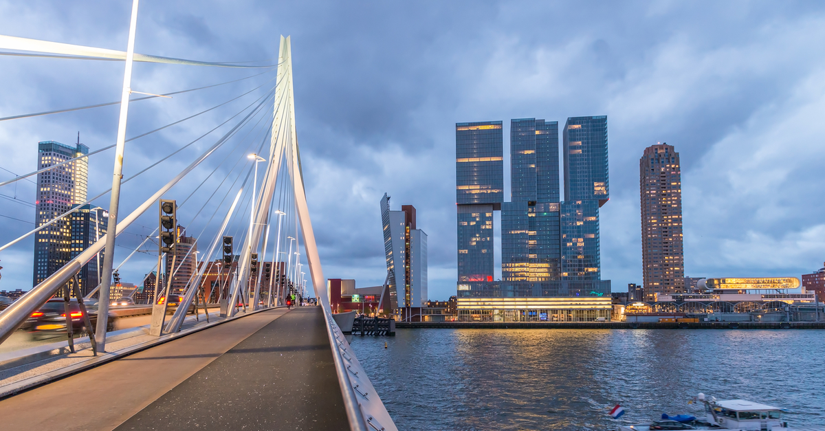 Hafen von Rotterdam bei Nacht.