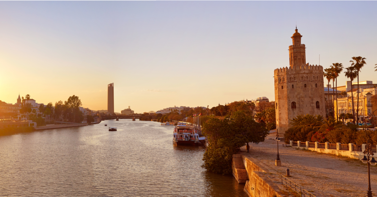 La Torre del Oro e il fiume Guadalquivir a Siviglia.