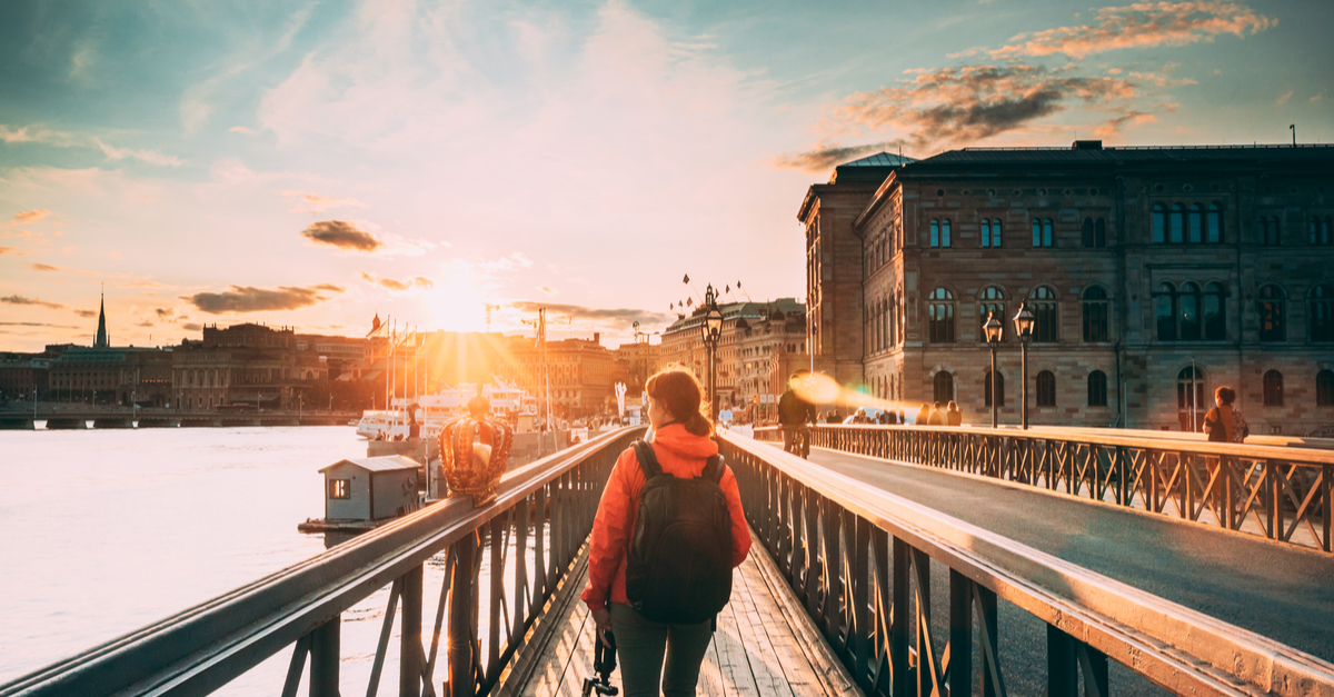 Donna che attraversa un ponte a Stoccolma.