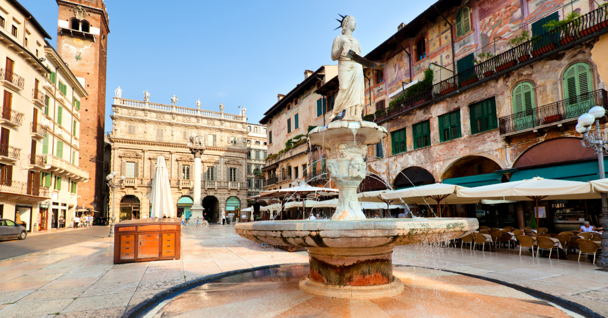 Hauptplatz und Brunnen in Verona.