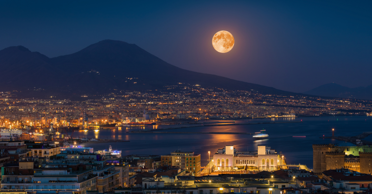 Afragola iluminada por la luna llena.