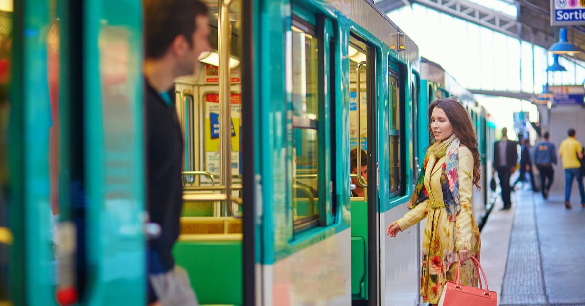 Mujer subiendo al tren en Alixan.