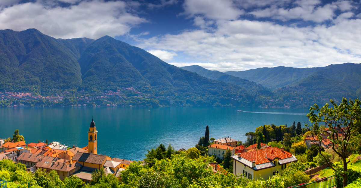 Vista del lago de Como rodeado de montañas.