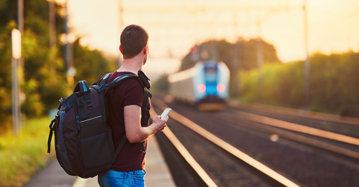 Hombre esperando el tren en La Spezia.
