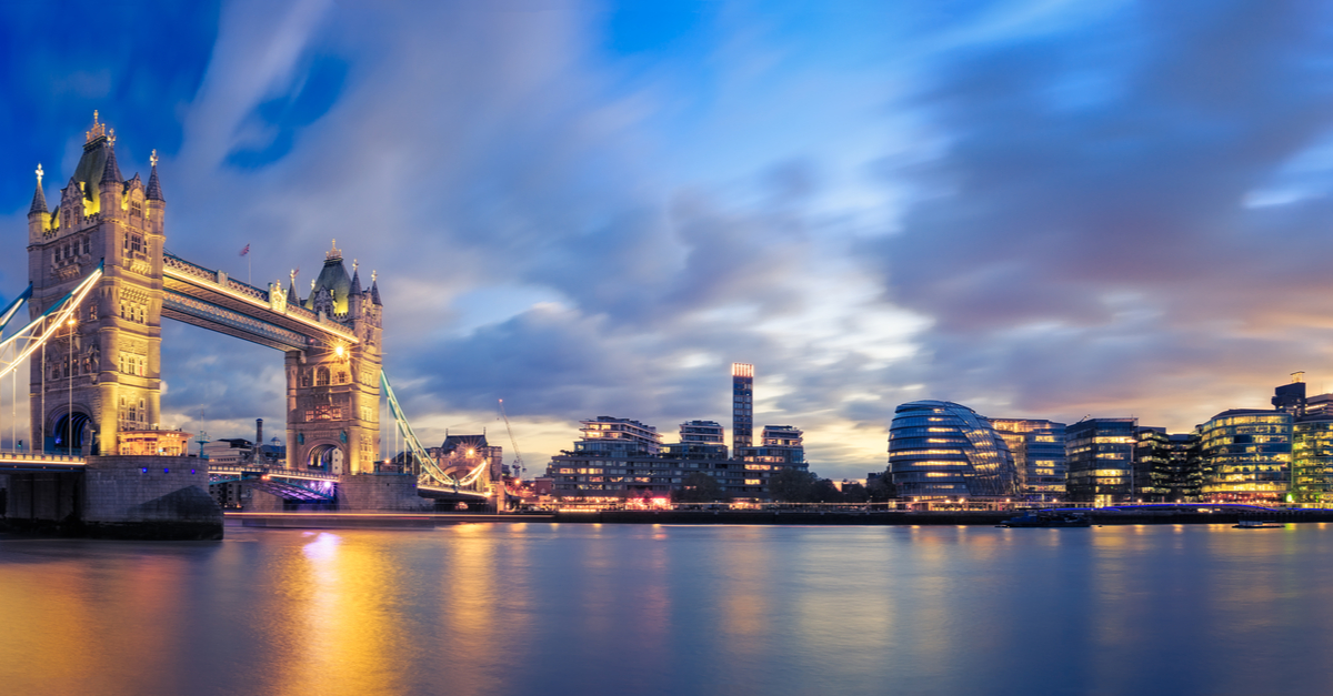 Tower Bridge de noche en Londres.