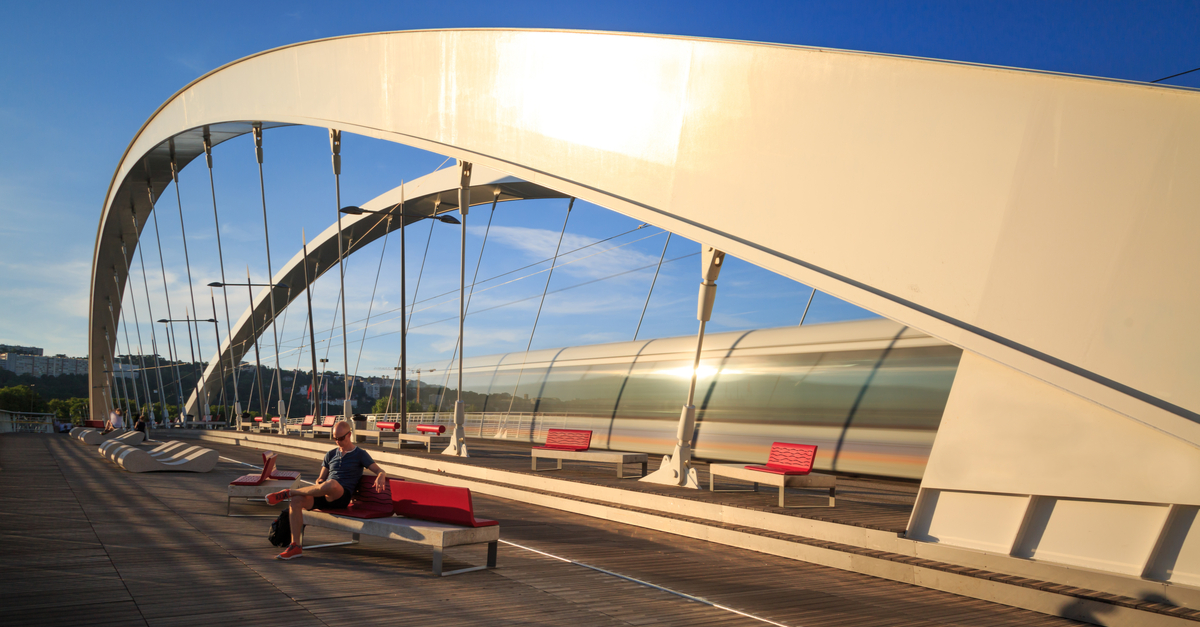 Puente moderno en Lyon.