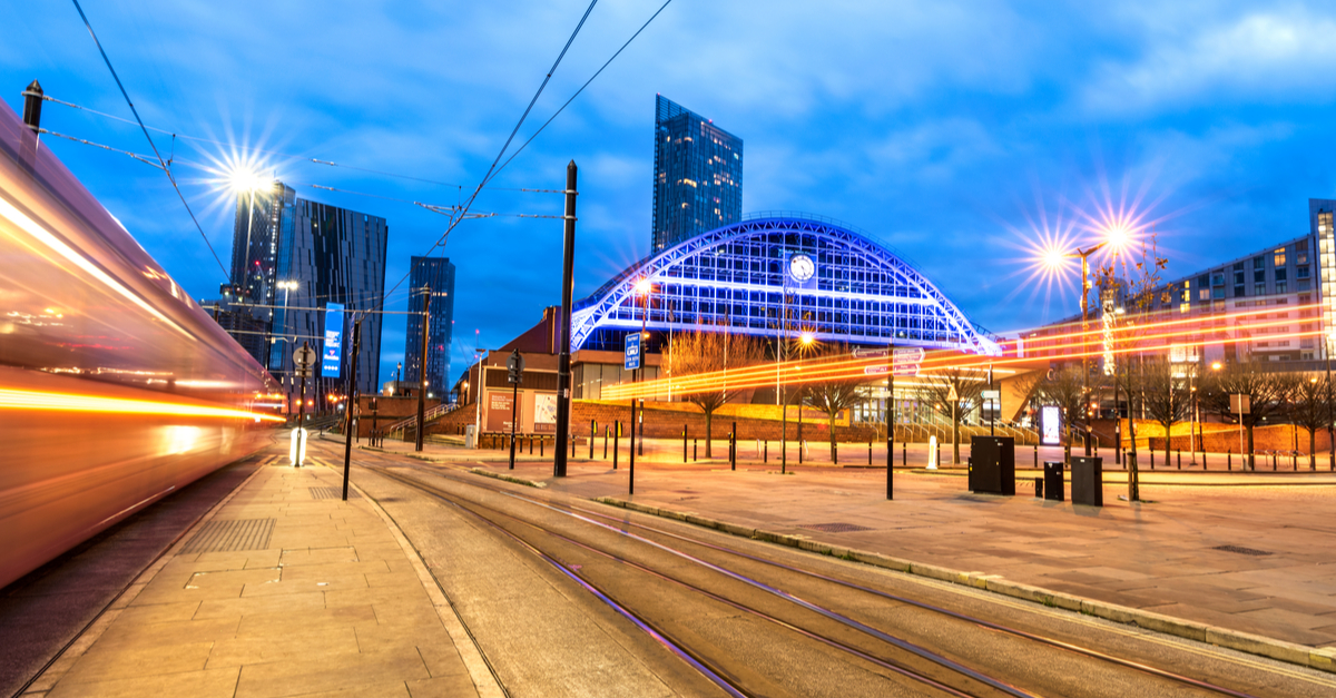 Calles muy transitadas de Manchester por la noche.