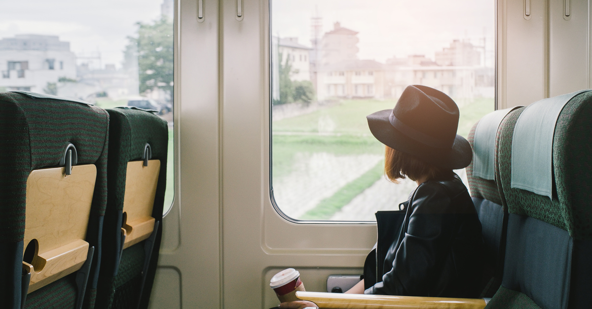 Mujer en un tren a Pisa.