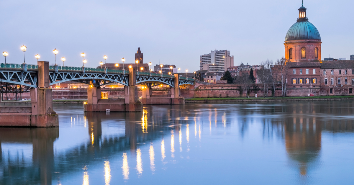 Toulouse de noche, vista del puente y la cúpula.