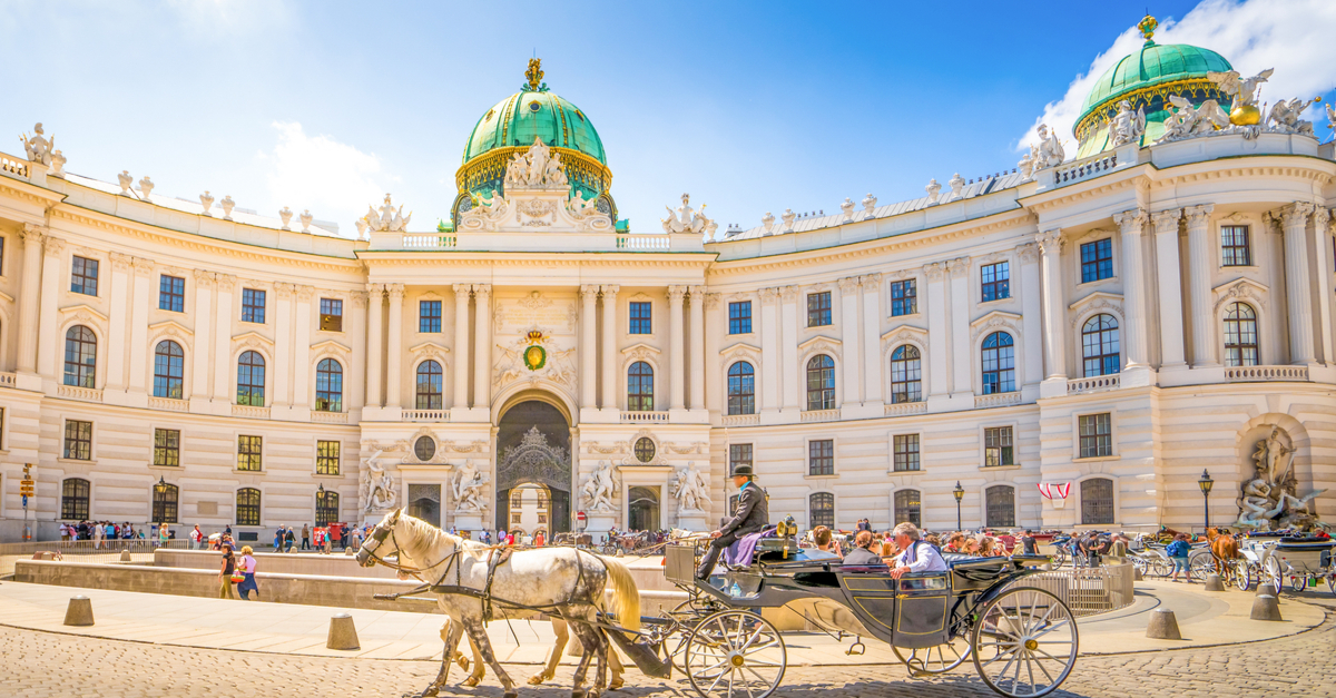 Palacio en Viena y coche de caballos.